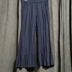 UMGEE. Linen/Cotton Blend. Navy Ruffle Bottom Capri Pants. Large